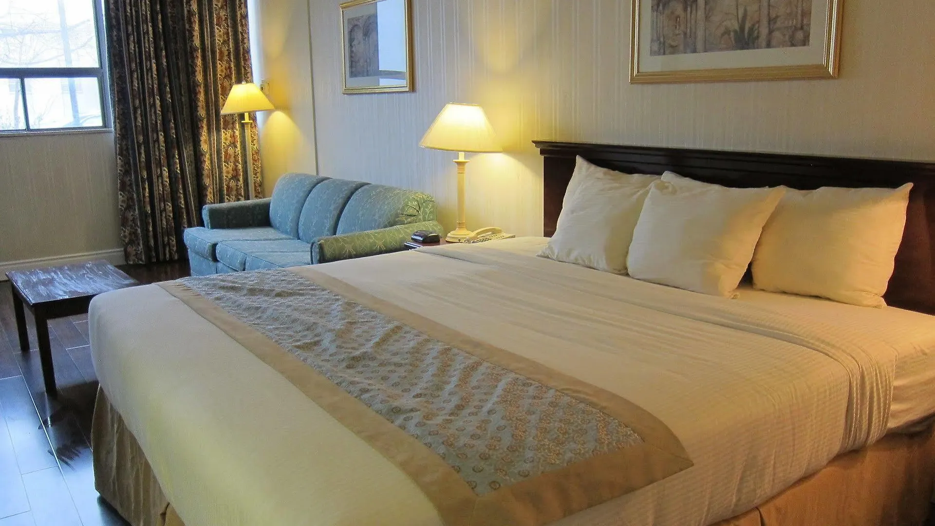Toronto Plaza Airport Hotel
