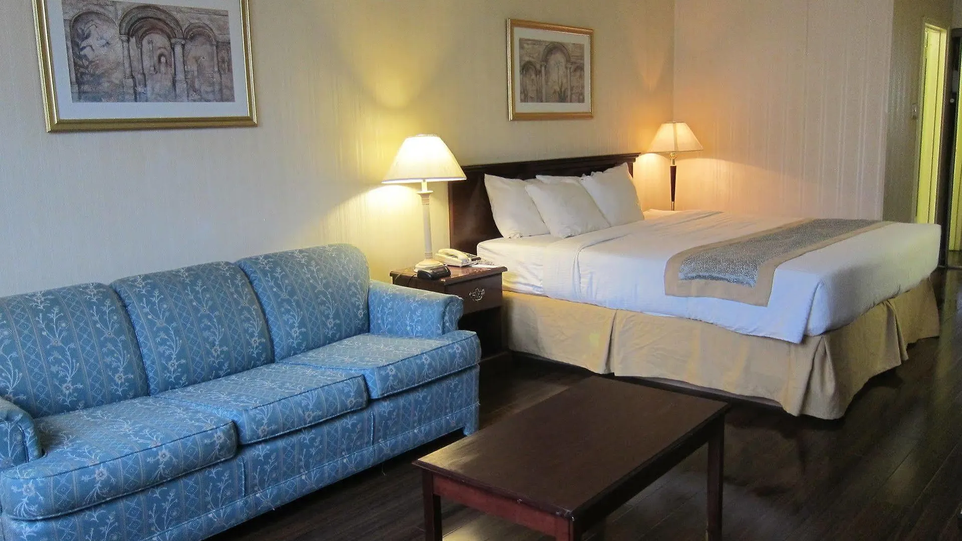 Toronto Plaza Airport Hotel